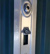 High-security disc lock on storage unit